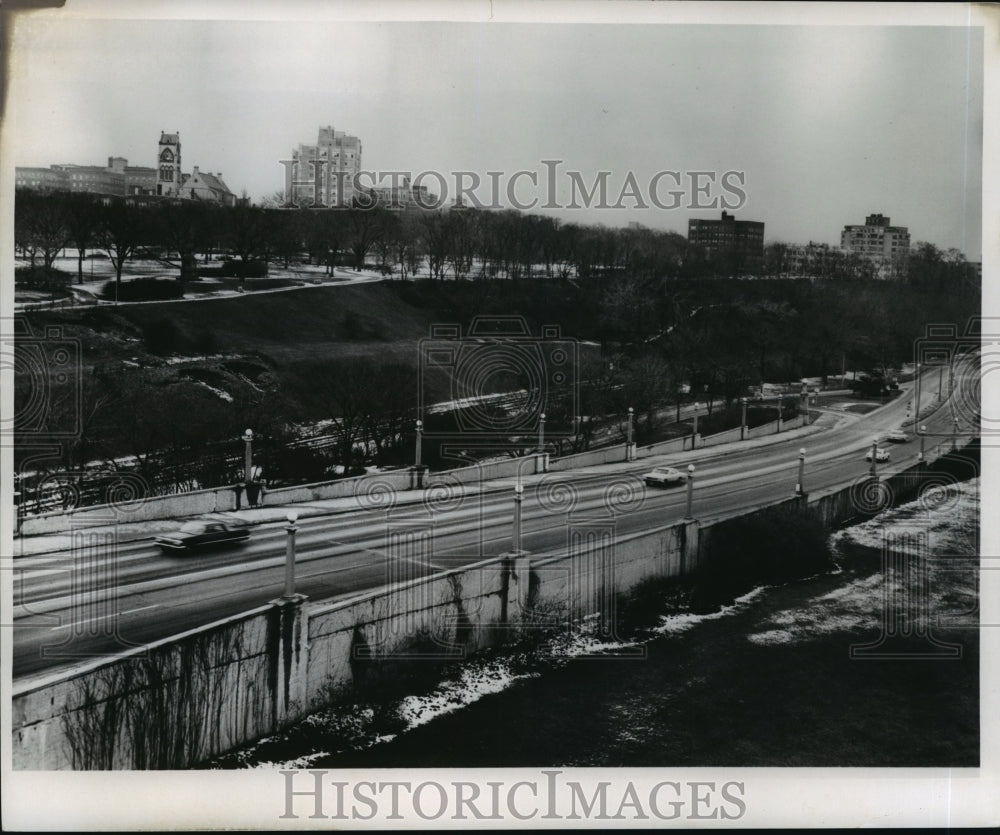 1966 Press Photo The Freeway By The Lake Front, With a Backdrop of Buildings-Historic Images