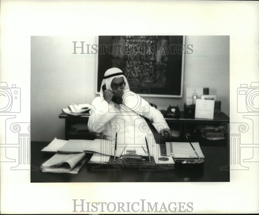 1972 Press Photo Kuwaiti Businessmen Wears Traditional Robes - mja40571-Historic Images