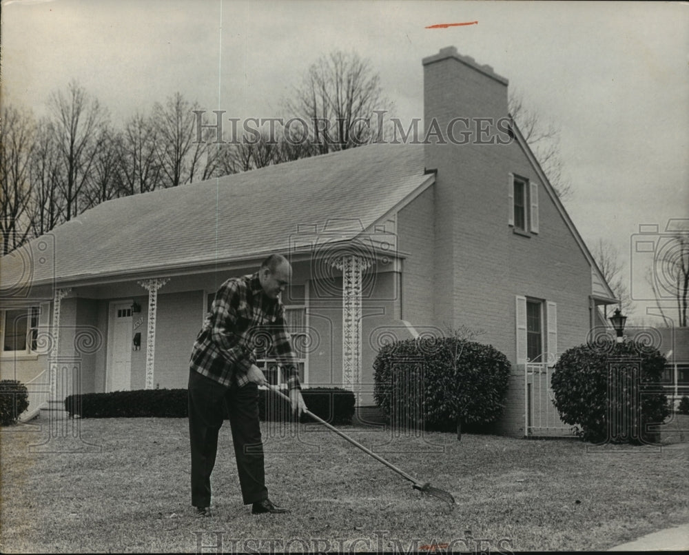 1963 Press Photo Melvin Laird Raking The Lawn of His Home In The Spring - Historic Images