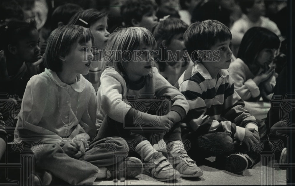 1988 Press Photo First graders watching a Black History presentation - mja40708 - Historic Images