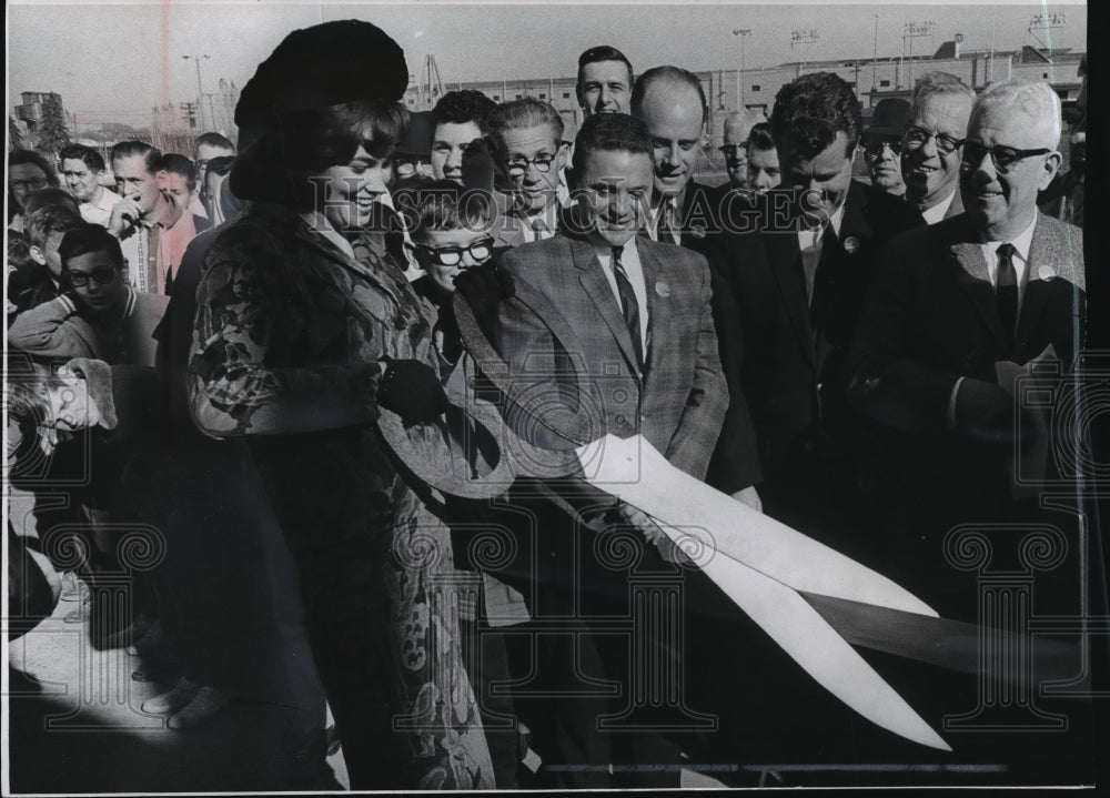 1964 Press Photo Vonda Kay Van Dyke Miss America Cutting Ribbon at an Auto Show-Historic Images