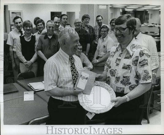 1976 Press Photo Al Zarse receives retirement gifts from Randy Norman - Historic Images