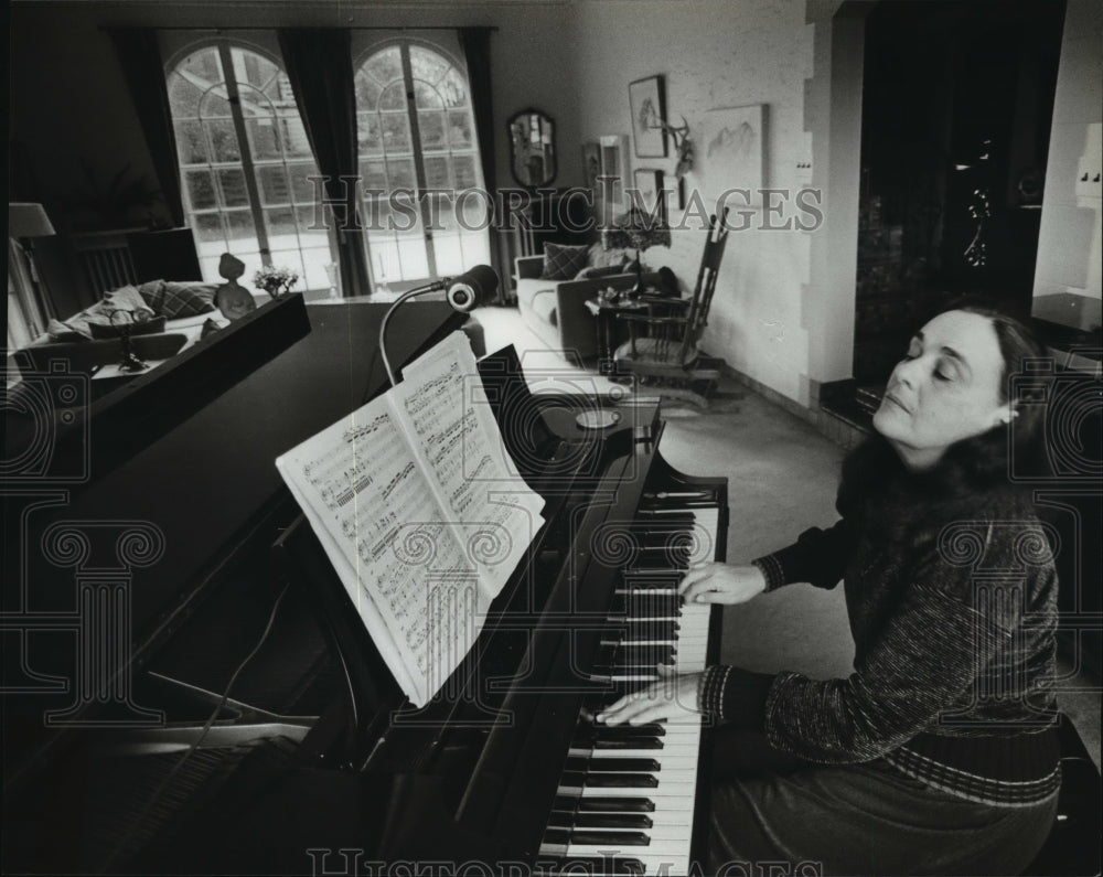 1980 Press Photo Naomi Zaslav plays the piano in her home - mja40746-Historic Images
