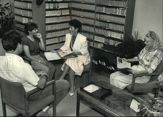1987 Press Photo Barbara Zaugg talks with clients about her business - mja40750 - Historic Images