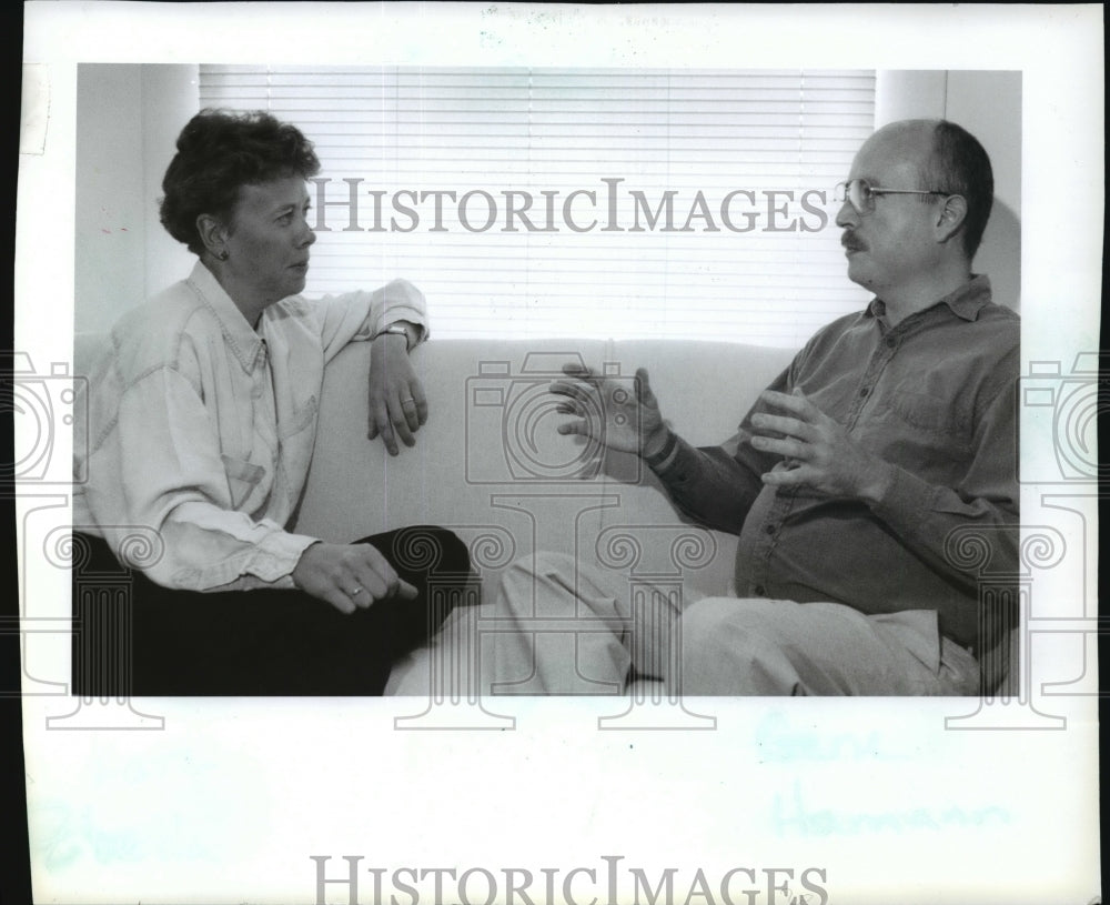 1995 Press Photo Kate Zbella Psychotherapist Talks With Gene Hamann - mja40765-Historic Images