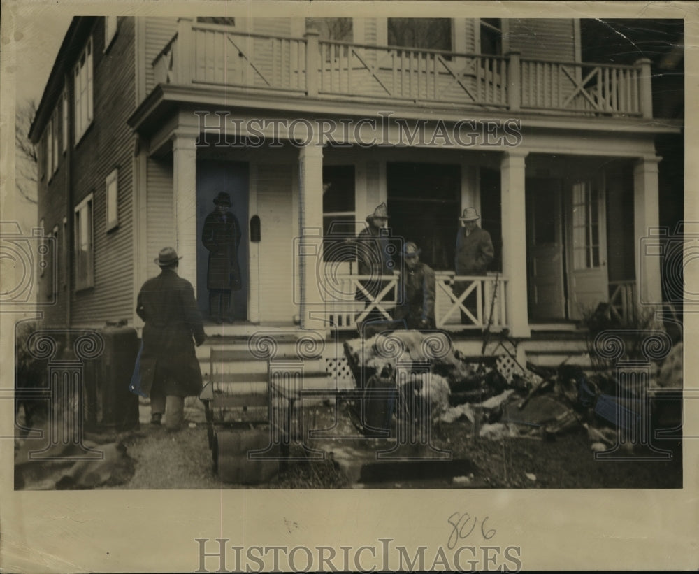 1949 Press Photo The Zeidler home fire. Firemen complete extinguishing the fire. - Historic Images