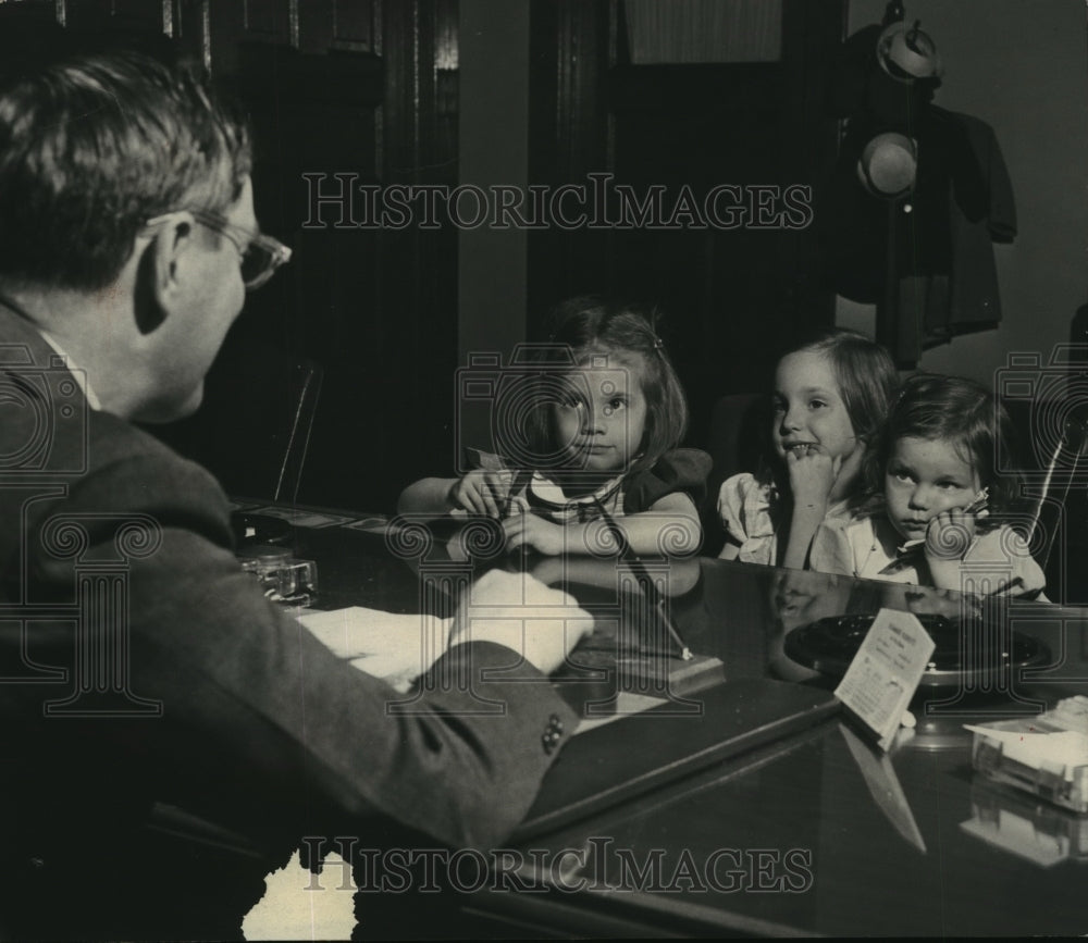 1950 Press Photo Mayor Zeidler tells a story to his daughters. - mja40776-Historic Images