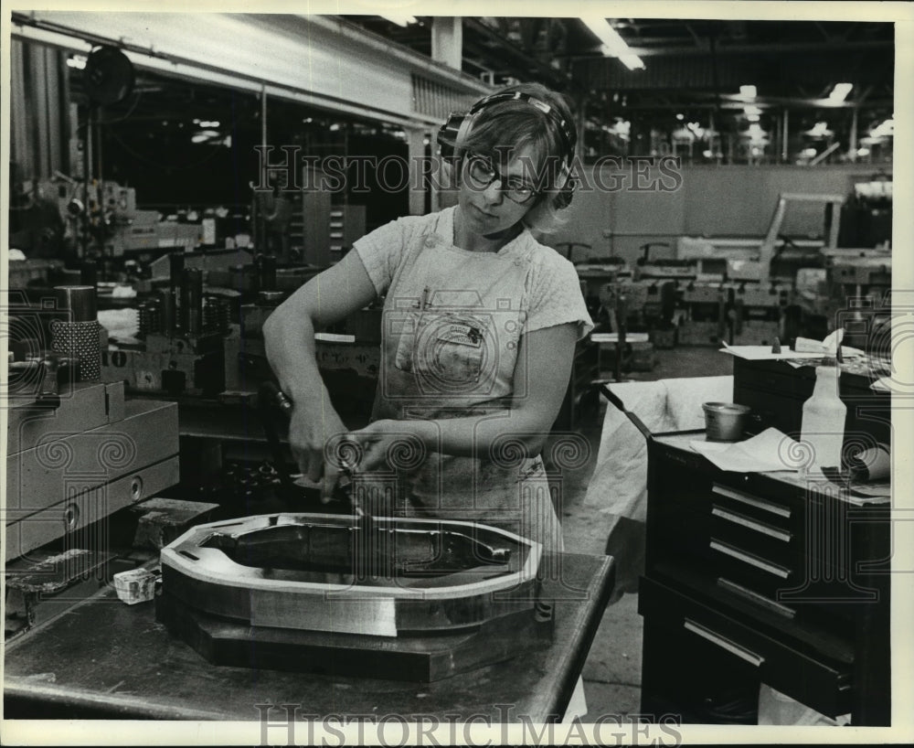 1961 Press Photo General Motors Corp employee Carol Jonhson on spark plugs - Historic Images
