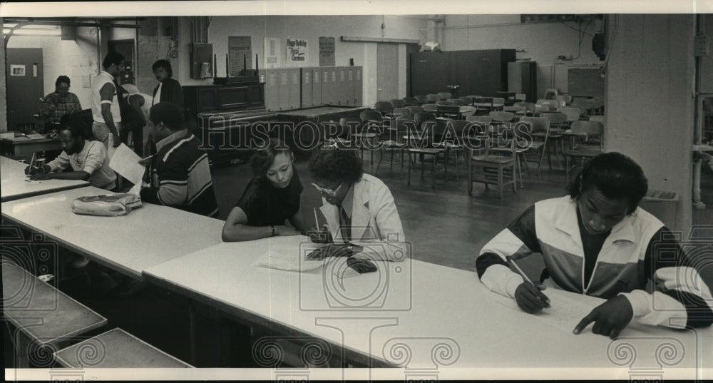 1987 Press Photo Applicants sign up for jobs at the Career Youth Develop. Center - Historic Images