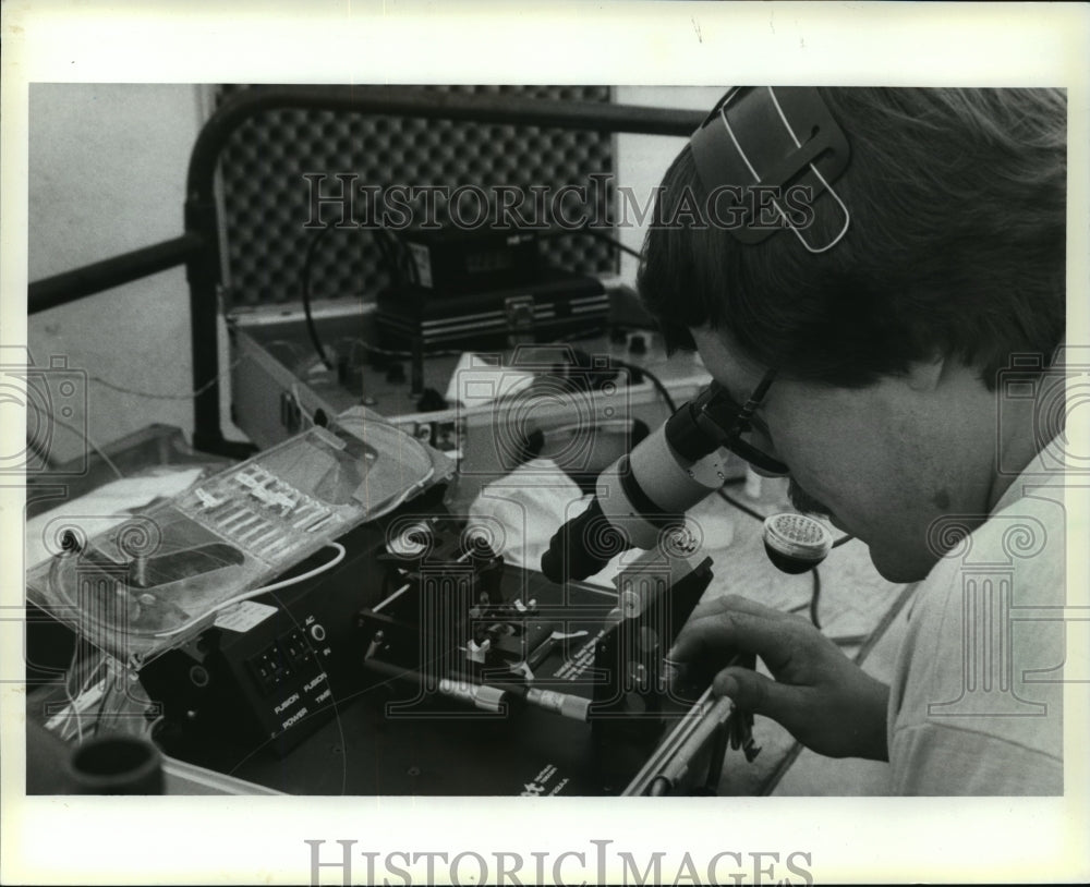 1984 Press Photo Wisconsin Bell Technician Bill Runnells Connecting Optic Fibers - Historic Images