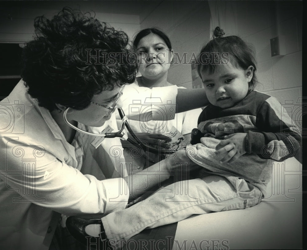 1986 Press Photo Maria Jimenez Gets a Check Up at La Clinica Los Campesinos - Historic Images