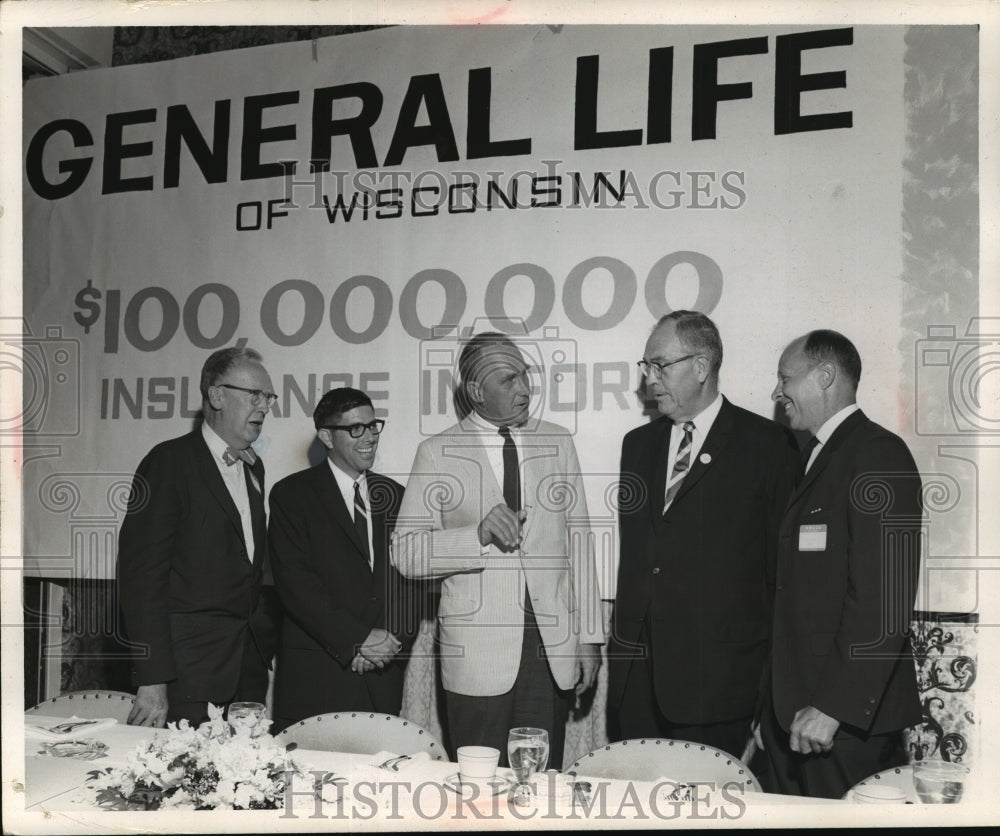1965 Press Photo General Life Insurance President With Wisconsin State Officials - Historic Images