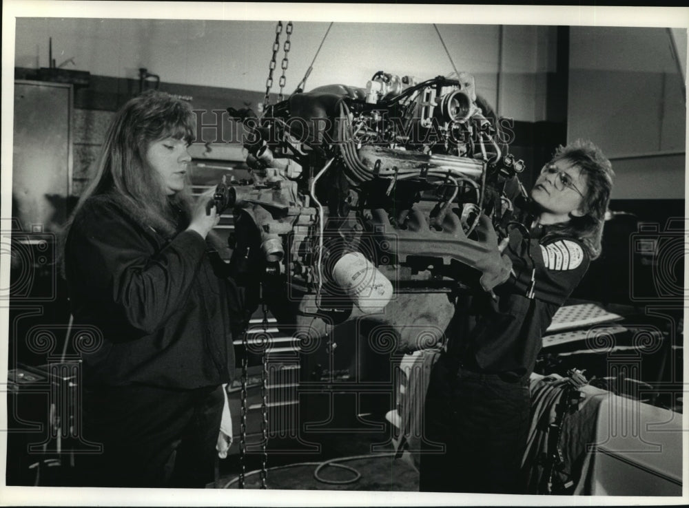 1993 Press Photo Janel Pepper and Margie Stewart work on an engine. - Historic Images