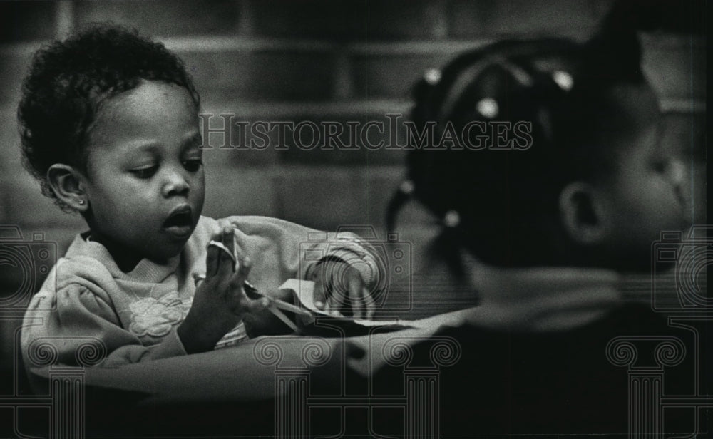 1990 Press Photo Lauren Morris crafts at Atkinson Library for Kwanzaa - Historic Images