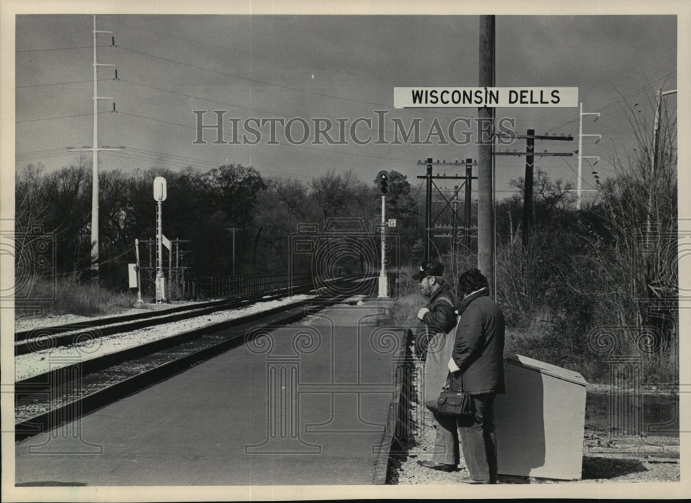 1984 Press Photo Passengers Wait For Train At Wisconsin Dells - mja41067-Historic Images
