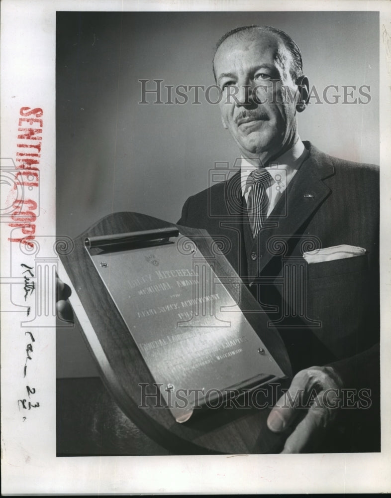 1966 Press Photo Laurence Kuter and the Billy Mitchell Award He Received-Historic Images