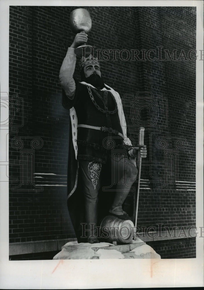1974 Press Photo Gambrinus Statue Outside the G. Heileman Brewing Co. Wisconsin-Historic Images