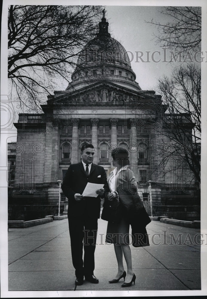 1965 Press Photo Reuben La Fave and Dorothy Effinger Discussing Legislation - Historic Images