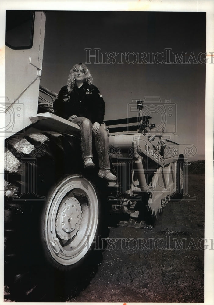 1993 Denese Johannsen Scraper operator - Historic Images