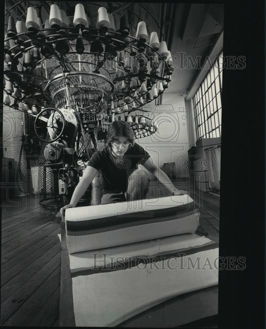 1985 Press Photo Eagle Knitting Mills worker Kate Morey checks fabric for flaws-Historic Images