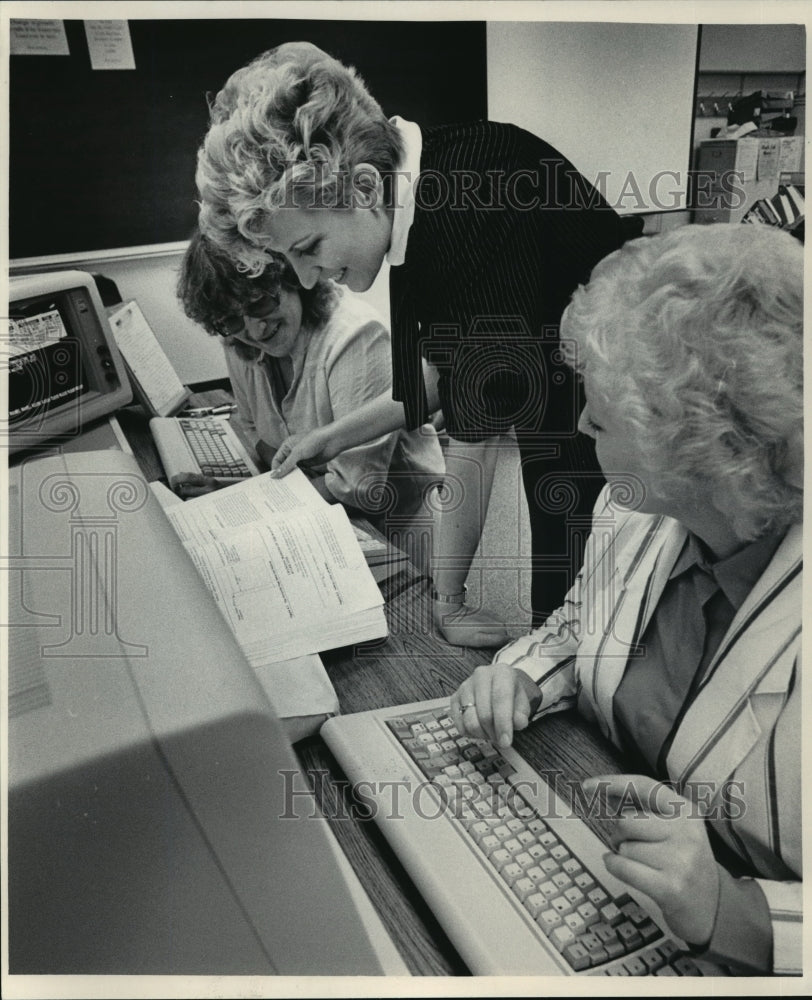 1985 Press Photo Lynne Poppe shows Dawn Zielicke &amp; Kim Busick how to use IBM PC - Historic Images