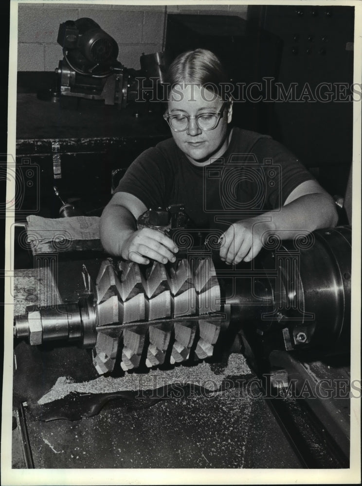 1981 Press Photo Kathy Meiner, a gear-cutter machinist apprentice, Falk Corp. - Historic Images