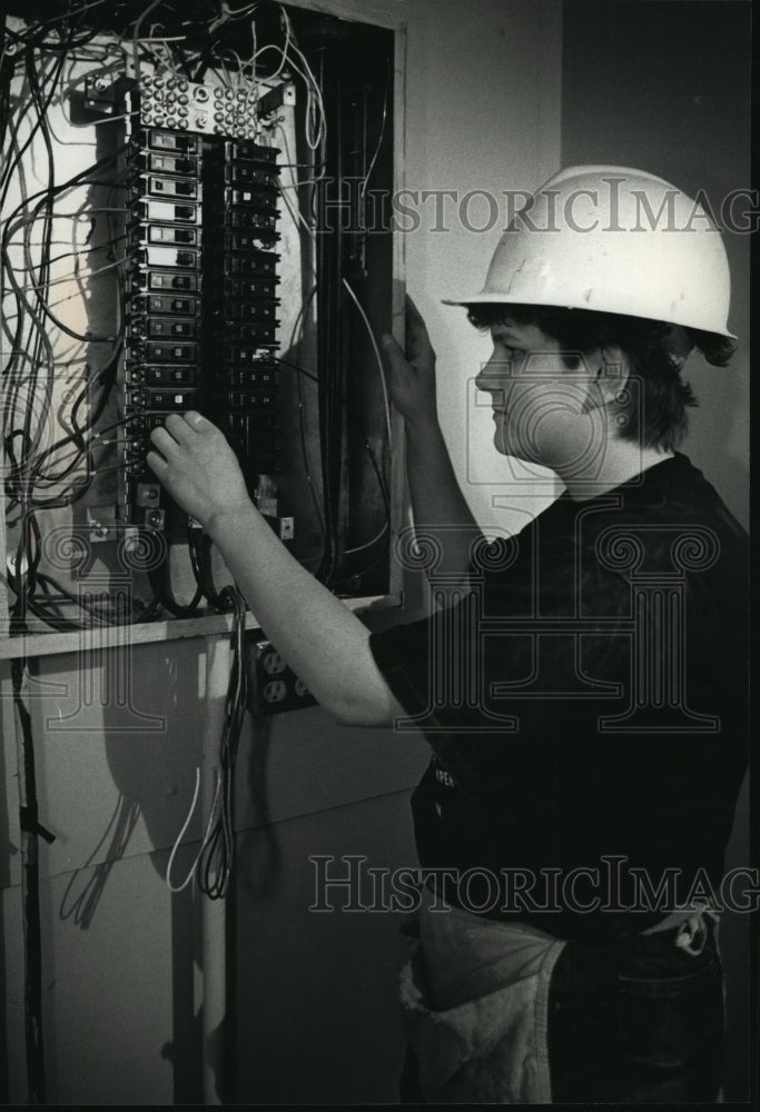 1991 Press Photo Apprentice Electrician, Janet Bohlmann of Greenfield - Historic Images