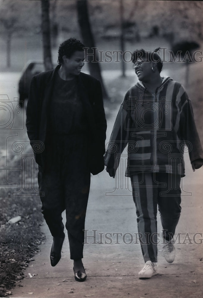 1993 Press Photo Teacher Lynette Jackson and her daughter Alicia Anne walk - Historic Images