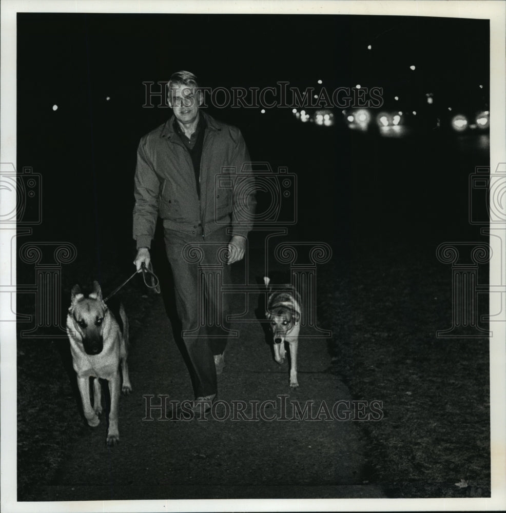 1992 Press Photo Clarence Kusik Harassed While Walking Dogs Without A Leash-Historic Images