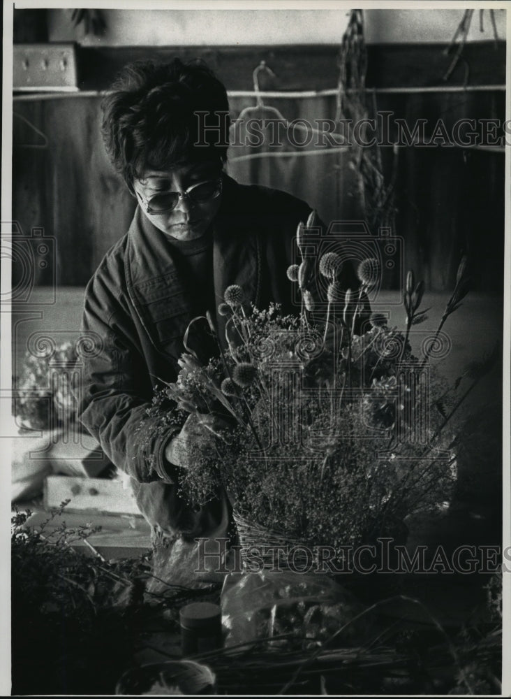 1992 Press Photo Novie Sacia finishes flower basket for sale at Lac Lawrenn-Historic Images