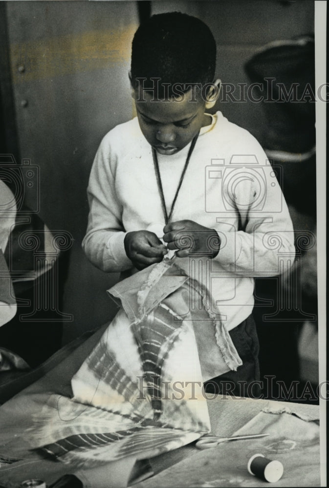 1989 Press Photo Marlon Jones stitches his dashiki at St. Nicholas School - Historic Images