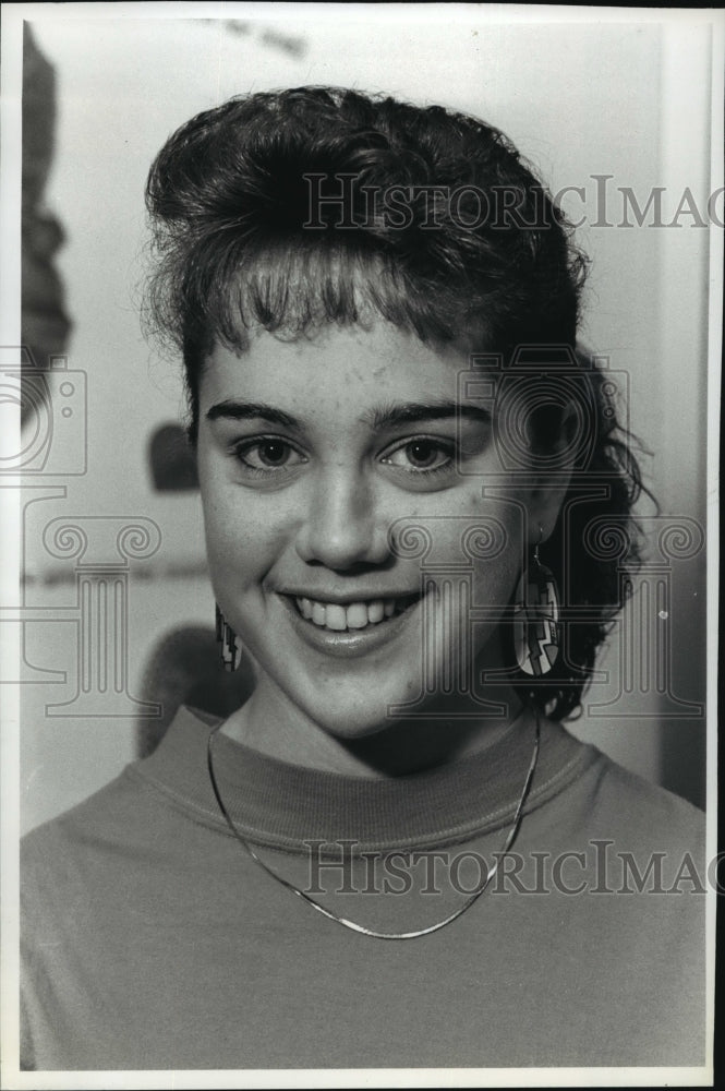 1990 Press Photo Gwen Zastrow Basketball guard at Oconomowoc Highschool - Historic Images