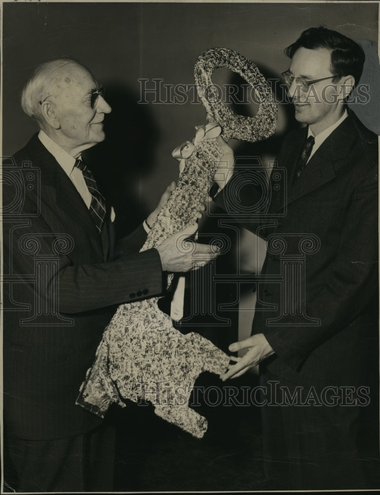 1941 Press Photo Former Mayor Bohn receives key to the city - Historic Images