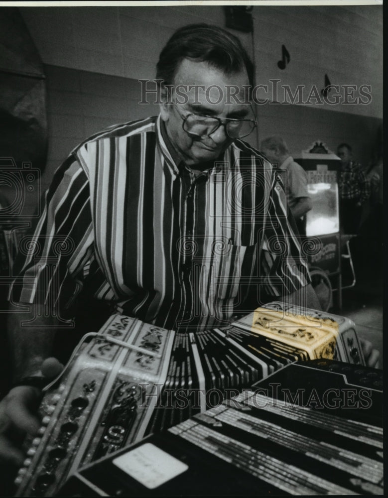 1994 Press Photo Al Hergenrother From Madison Listens to a Concertina Saturday-Historic Images