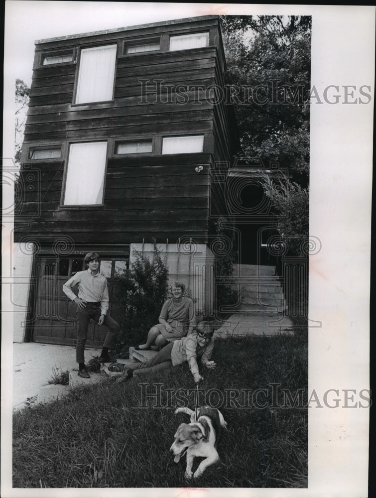 1968 Press Photo Mrs. Betty Boardman with two sons Andrew and Benjamin-Historic Images