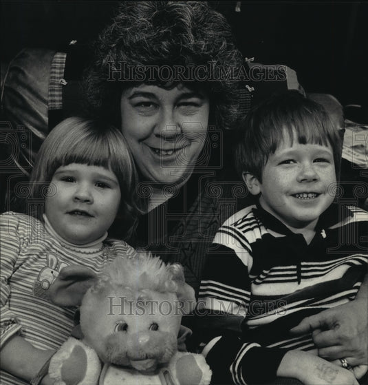 1987 Press Photo Cordelia Munroe, Mother And Part-Time Lawyer, With Children - Historic Images