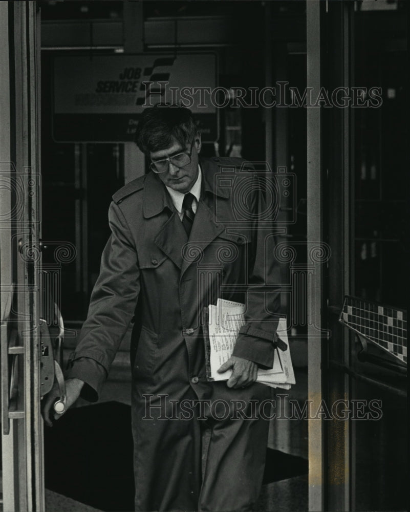 1992 Press Photo Robert G. Bell, Unemployed Accountant - Historic Images