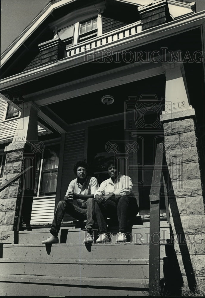 1987 Press Photo Greg, Jackie Barnett, Unemployed, Sit On Steps Of Their Home-Historic Images