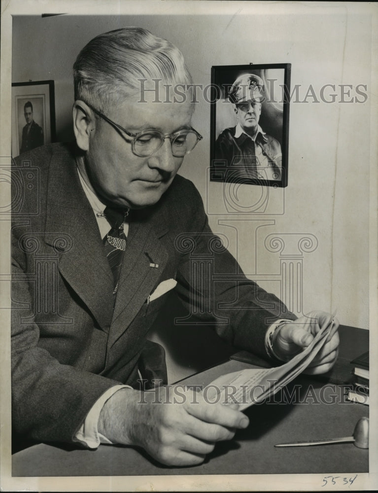 1948 Press Photo Philip La Follette, former Wisconsin governor, reads a letter-Historic Images