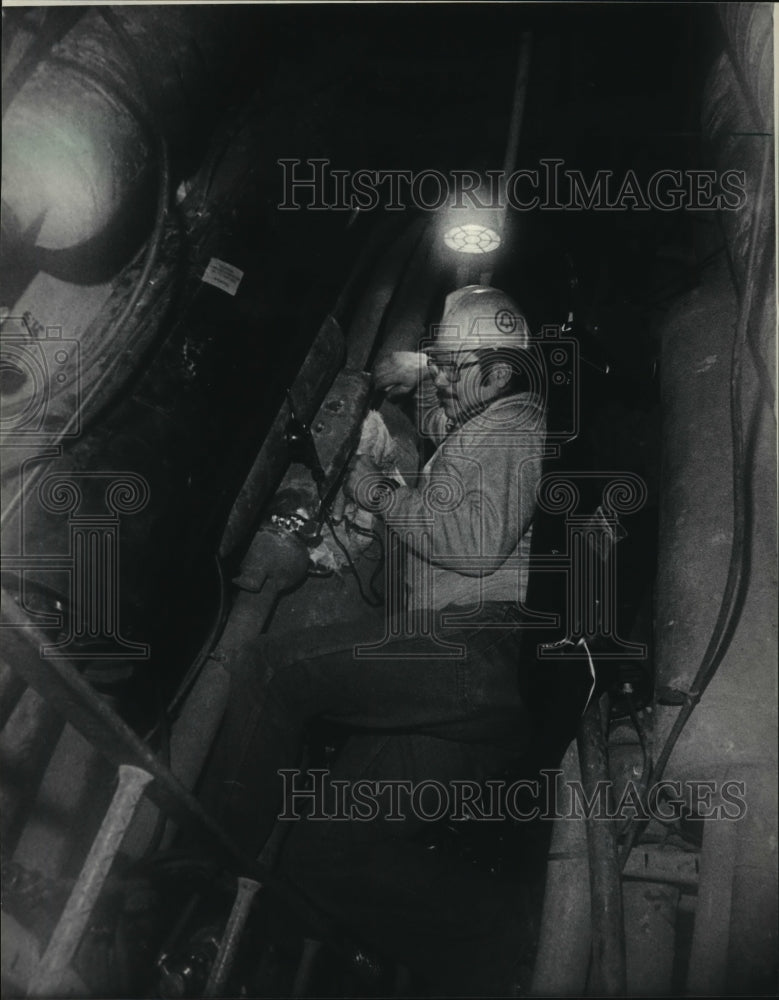 1985 Press Photo Tom Werner in Manhole, Milwaukee Telephone Lines - mja41728-Historic Images