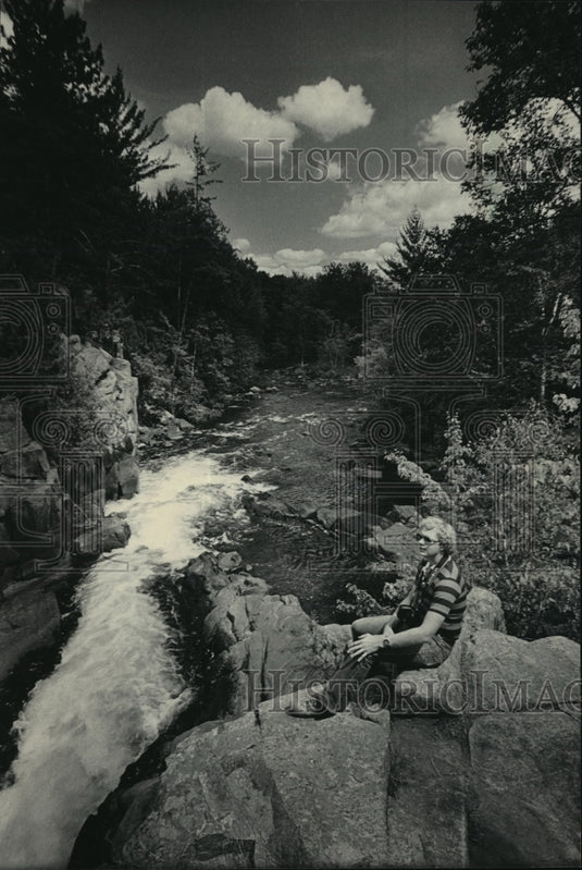 1983 Press Photo Ron Mosnick at Dave's Falls in Marinette County Park Wisconsin-Historic Images