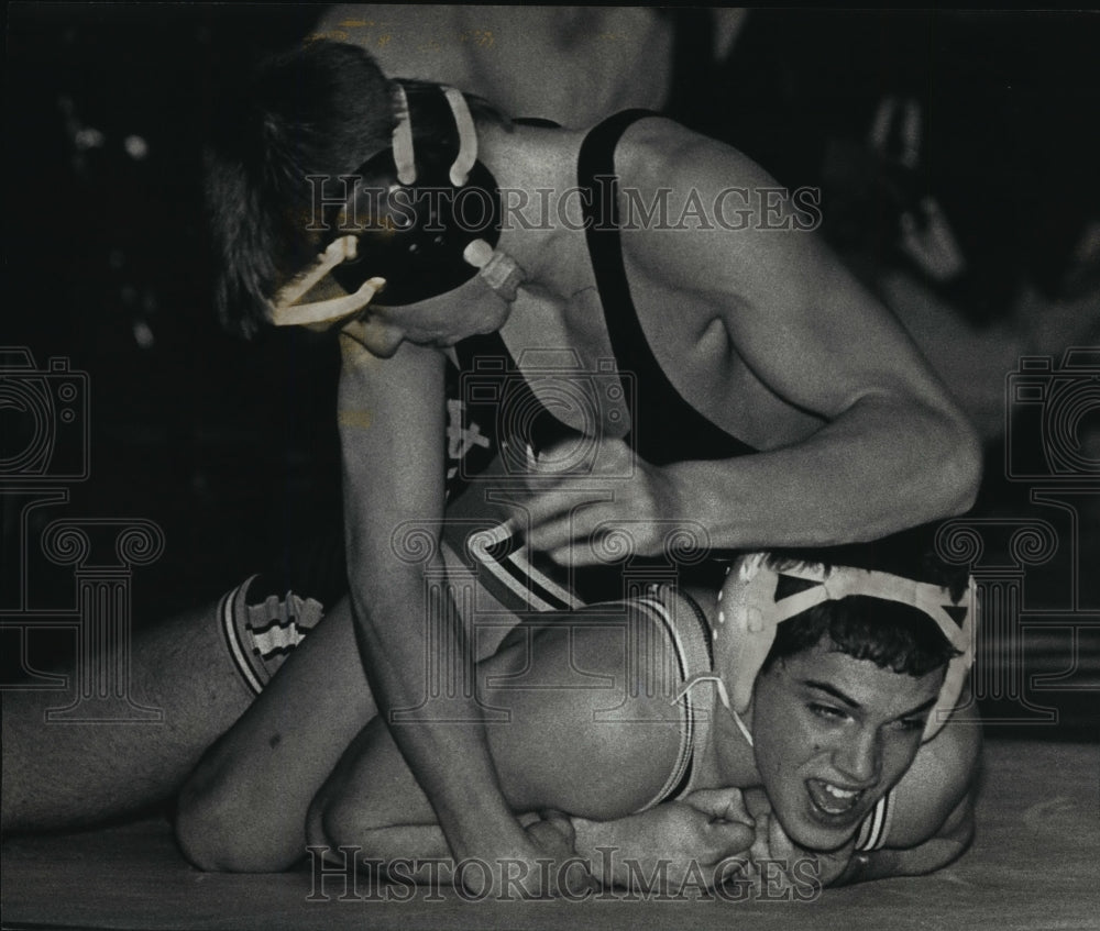 1992 Press Photo Hartford's Scott Ceshker gain control of Oconomowoc's Chad Fulk - Historic Images