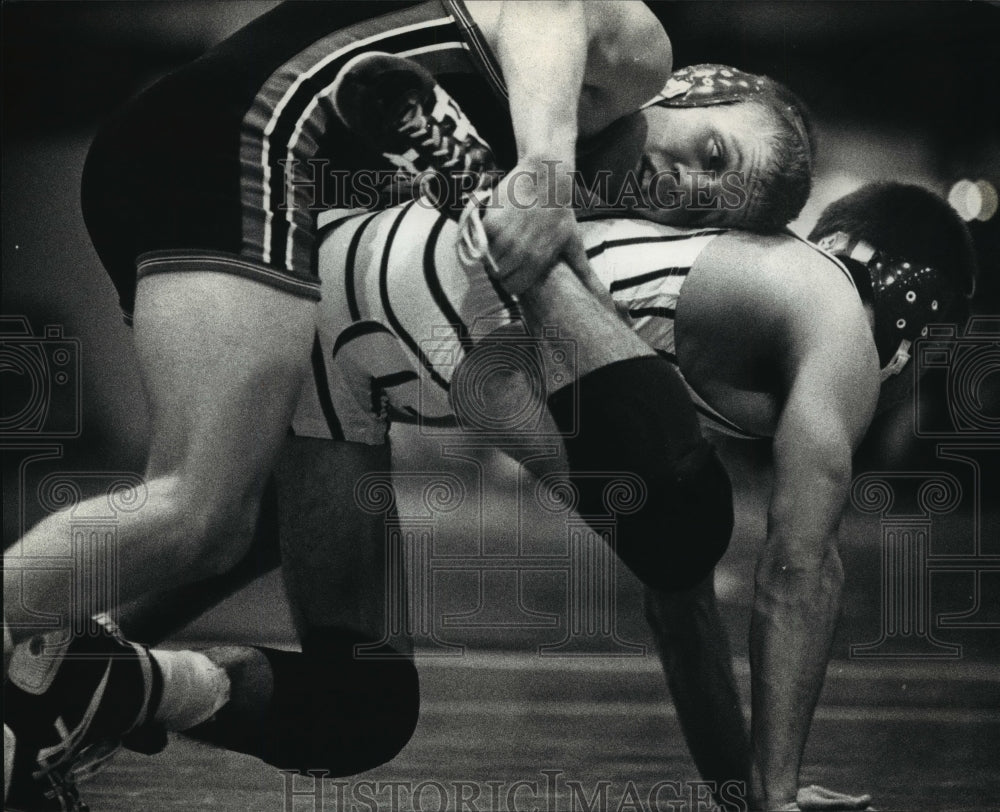1989 Press Photo Waukesha South Cory Wallenberg make take-down move on opponent - Historic Images
