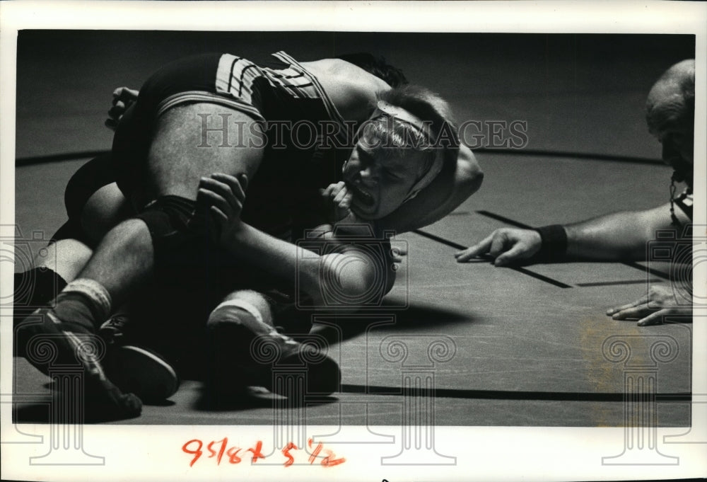 1992 Press Photo Russ Simon of Oconomowoc in control of Granton's Mike Jelinek - Historic Images