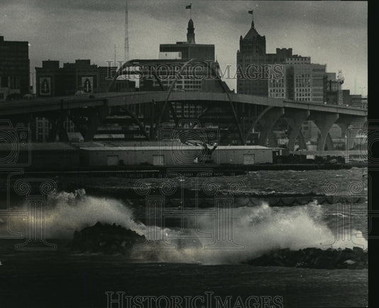 1983 Press Photo Crashing Waves on Lake Michigan South Shore Park Breakwater - Historic Images