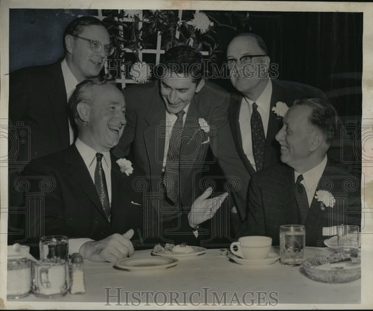1957 Press Photo Mayor Frank Zeidler At The Hall Of Fame Dinner With Many Others - Historic Images