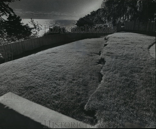 1975 Press Photo Lake Michigan Erosion Damages in yard of Lake Dr. Home-Historic Images