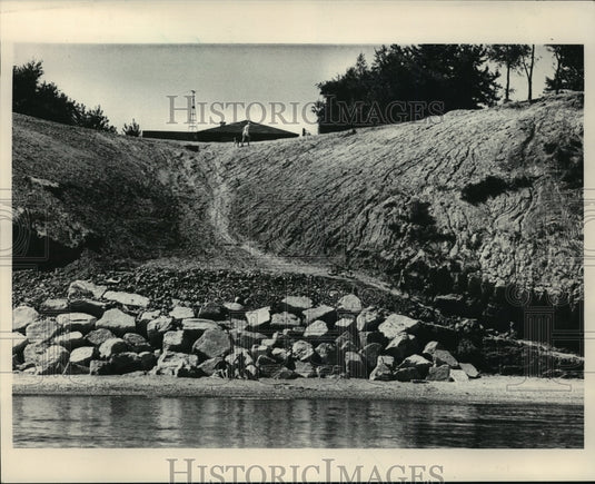 1983 Press Photo Taken from lake Michigan shows erosion on Caledonia's lakefront - Historic Images