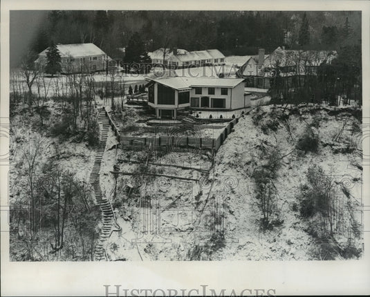 1975 Press Photo Homes Lose Ground-Erosion near City Line Rd in Michigan. - Historic Images