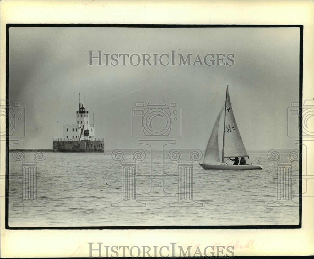 1980 Press Photo Milwaukee-Lake Michigan sailing near lighthouse - mja42094-Historic Images